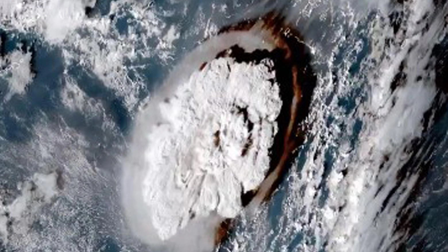 Un fermo immagine tratto del video dell'esplosione del vulcano sottomarino a Tonga