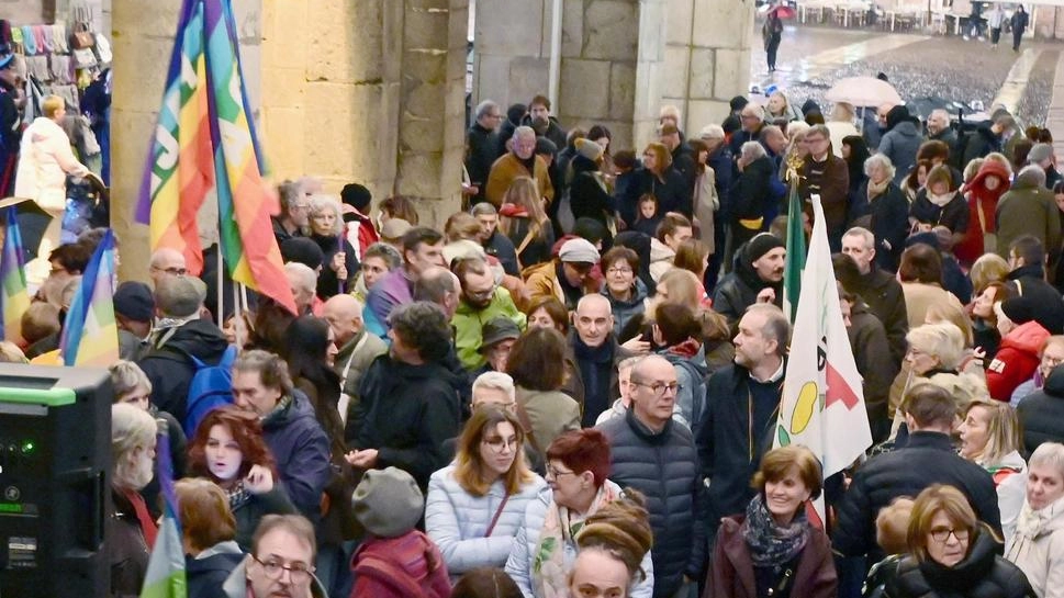 Le associazioni in piazza. Luce contro la guerra: "Basta vittime innocenti" Le associazioni in piazza. Luce contro la guerra: "Basta vittime innocenti"