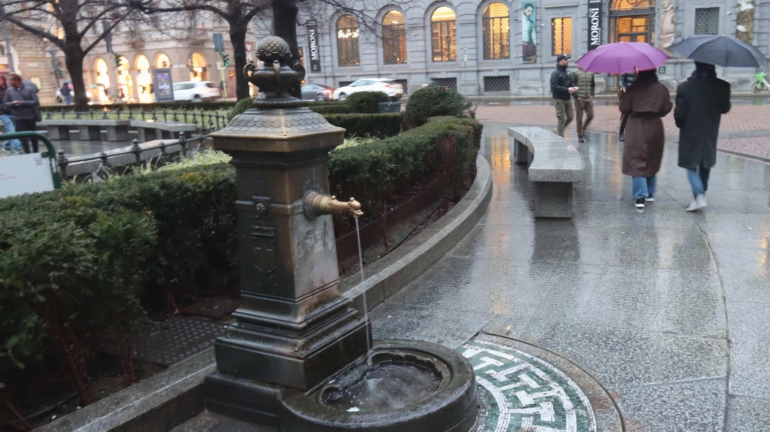 La storica fontanella in piazza Scala. Via al restyling, è l’unica in bronzo