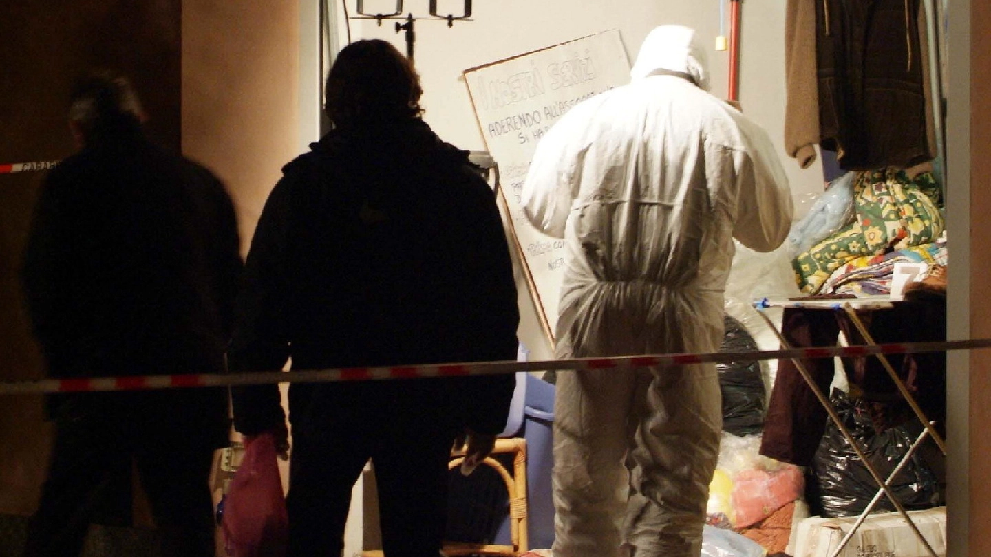 È il 31 ottobre 2007, i carabinieri setacciano il garage dove è stato trovato ucciso Ogliari