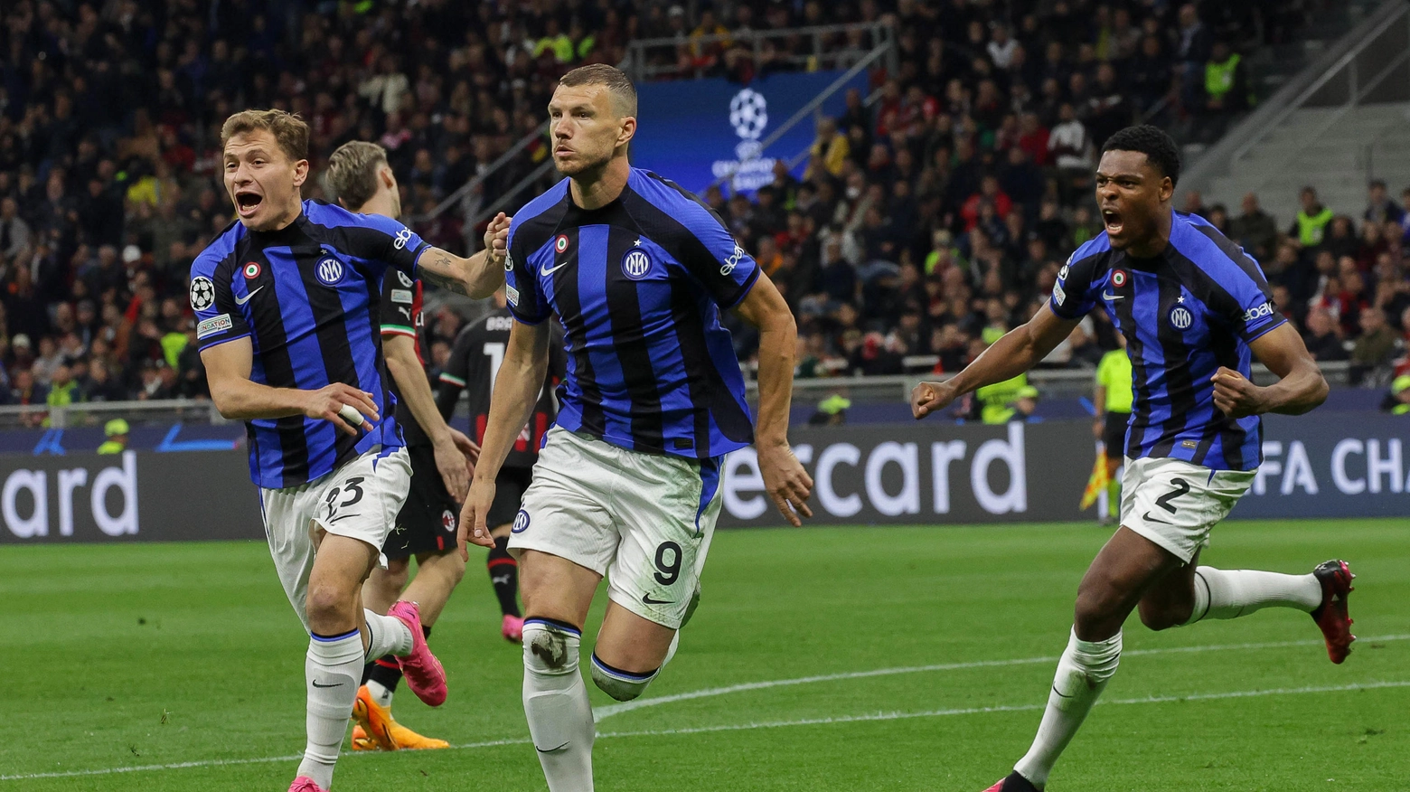 L'esultanza di Dzeko dopo il gol contro il Milan L'esultanza di Dzeko dopo il gol contro il Milan