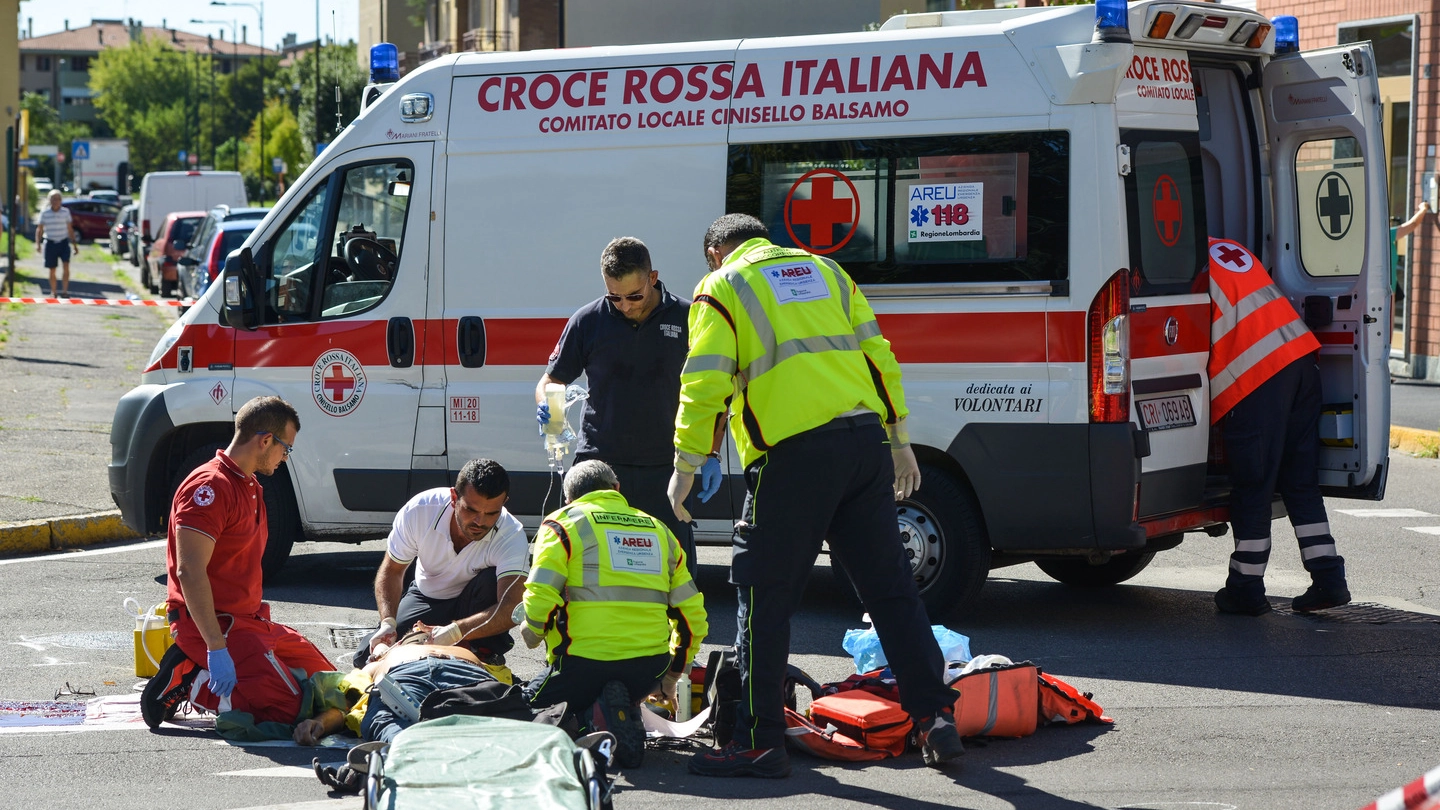 Il 70enne è stato soccorso dal personale del 118: non è servita la corsa all’ospedale di Monza