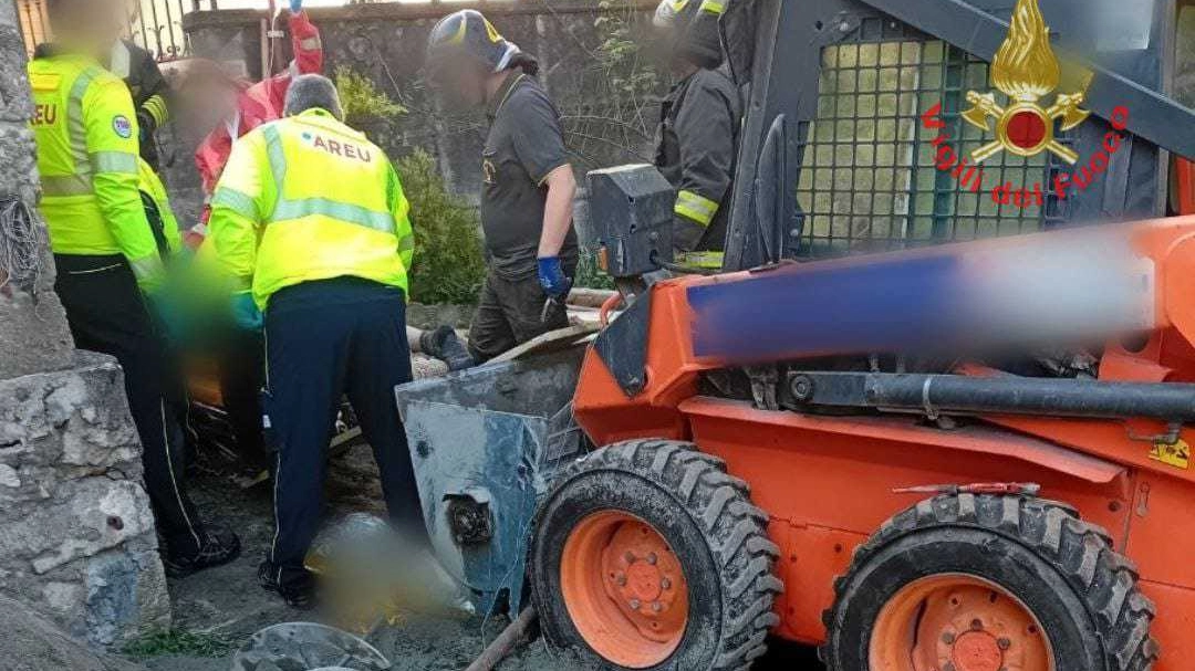 Portato in codice rosso agli Spedali Civili di Brescia, sul posto anche i carabinieri e Ats