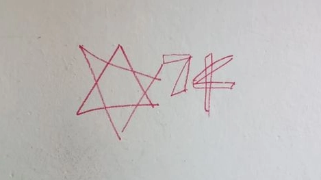 La stella di David con il numero dell'interno di una donna di origini ebree apparse in un condominio di Milano