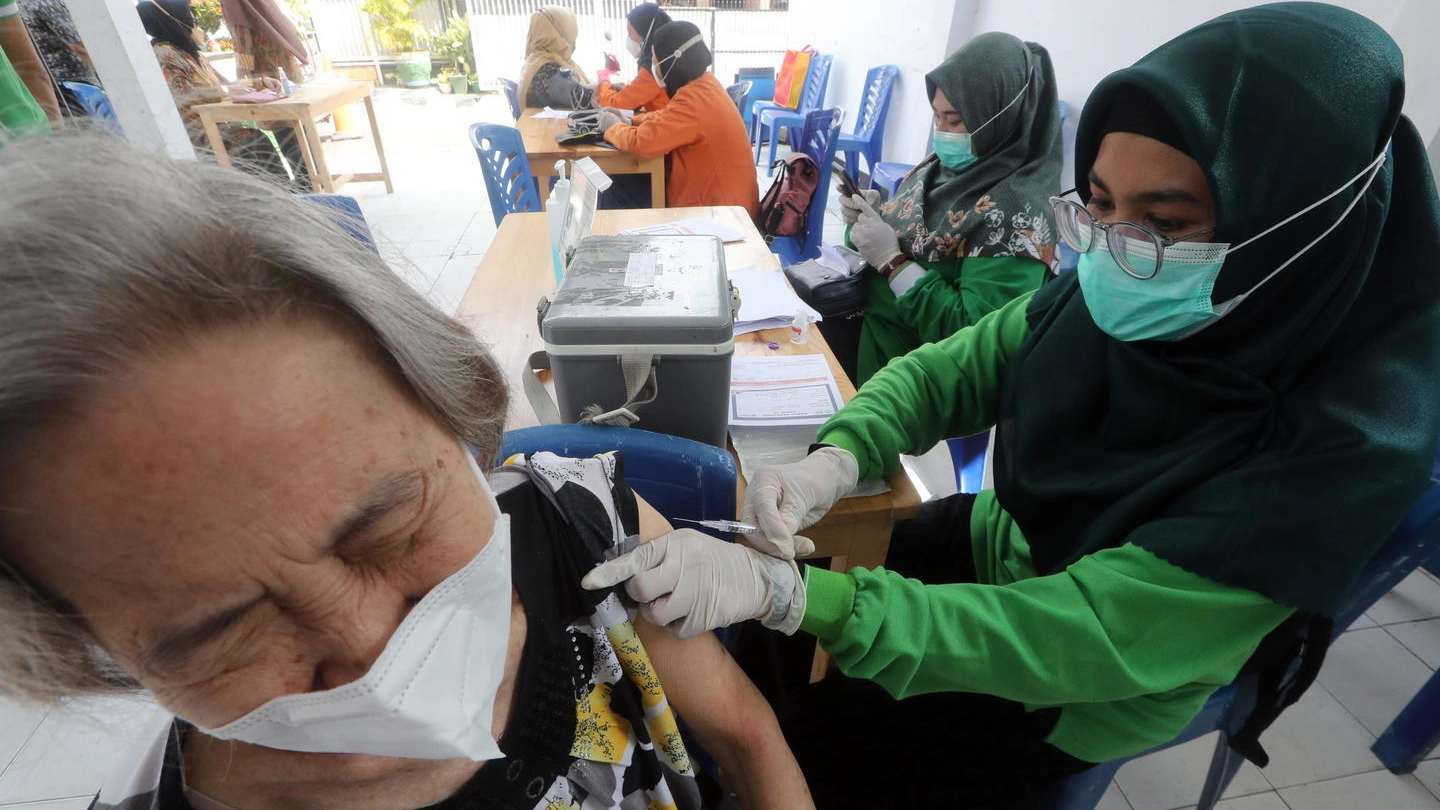 La profilassi in Indonesia, uno dei Paesi più flagellati dal virus