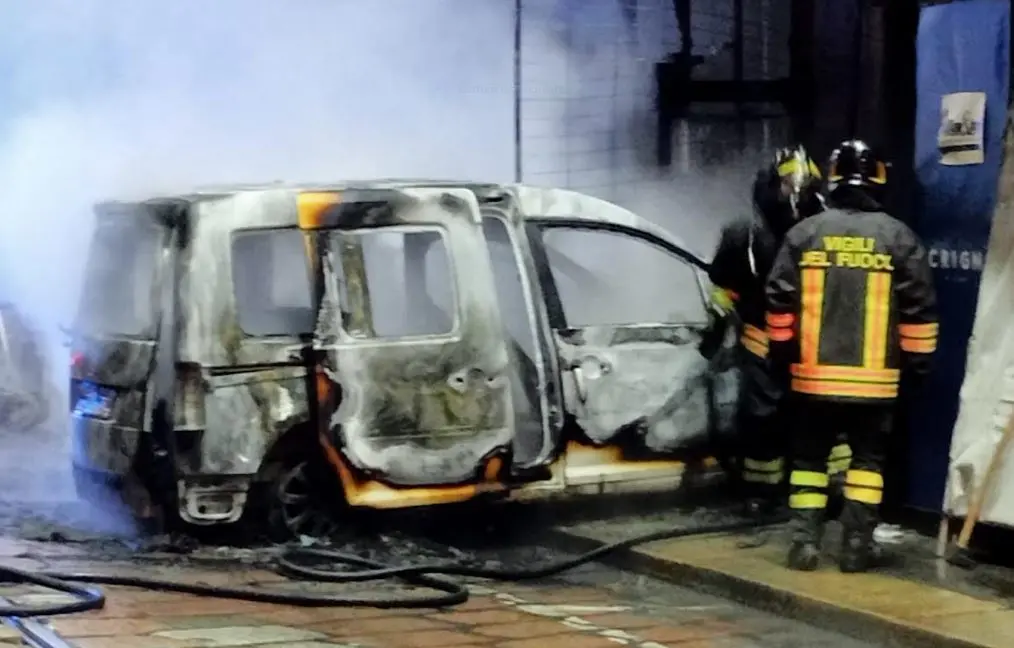Massello di pavè, sbandata e fiamme. Il tassista: sono vivo per miracolo