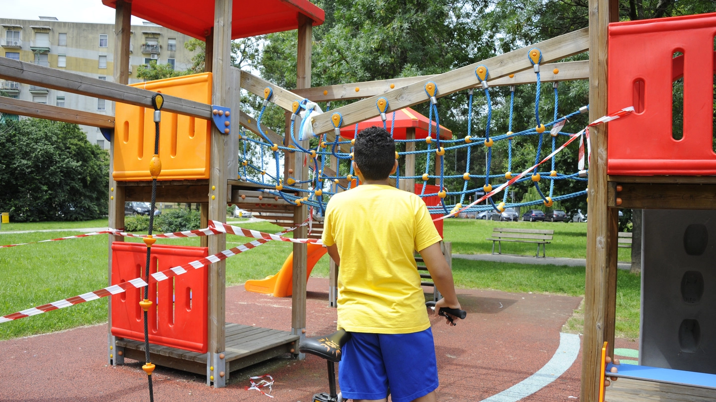 La struttura per i bambini al parco giochi di via Gobetti recintata perché pericolosa