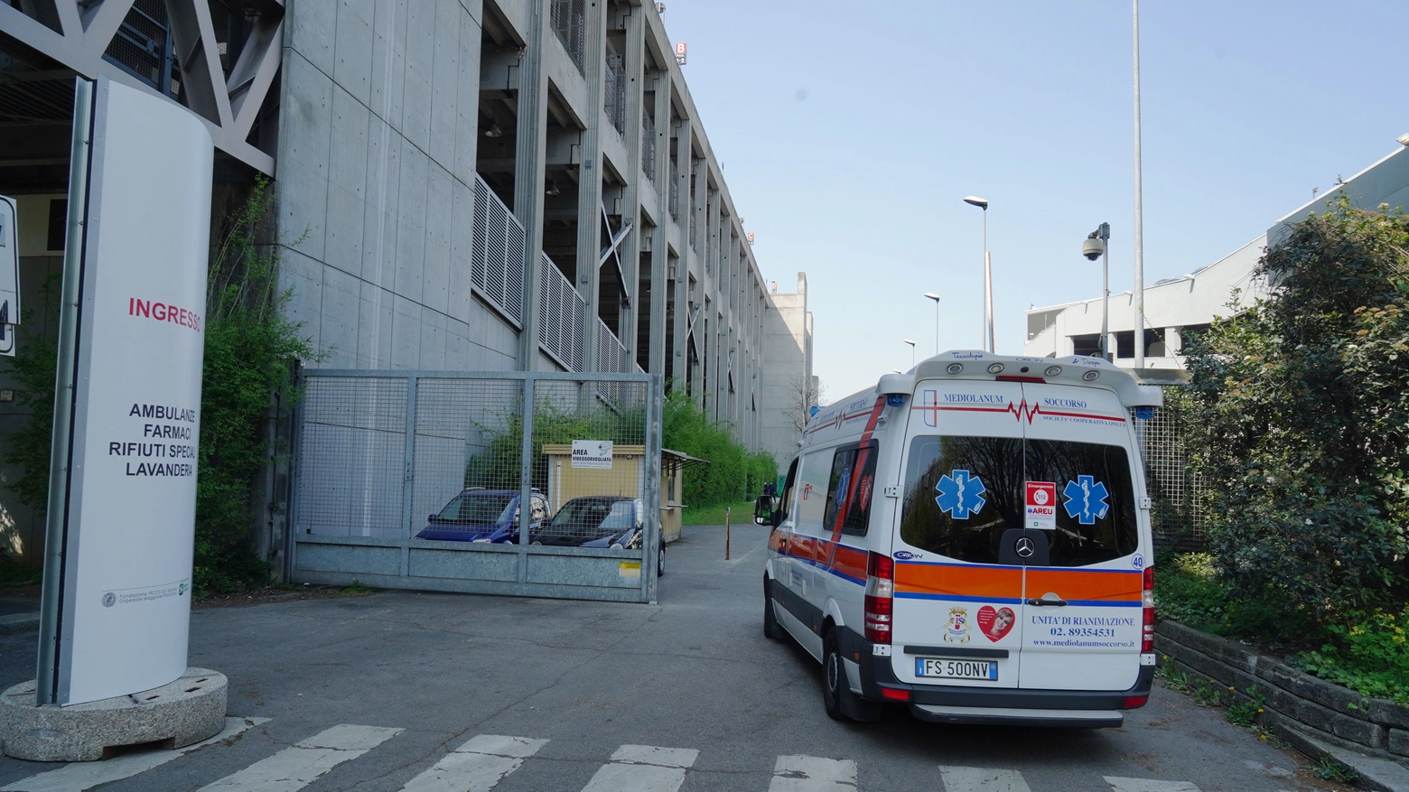 Prima ambulanza entra in ospedale Fiera a Milano