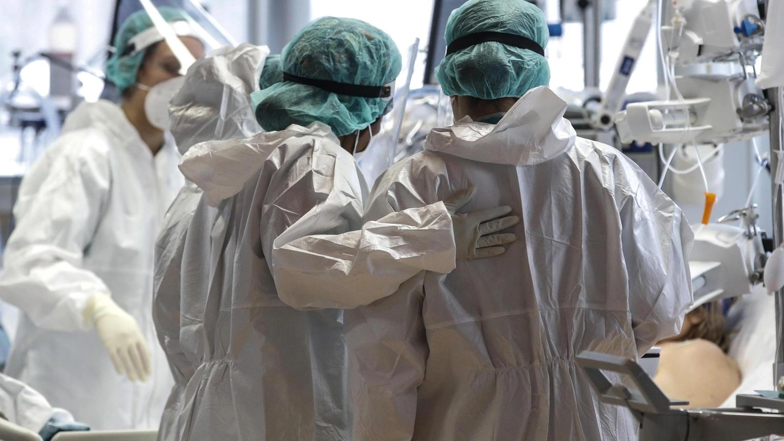La minaccia sono i batteri: "Ma il Covid non è influenza" La minaccia sono i batteri: "Ma il Covid non è influenza"