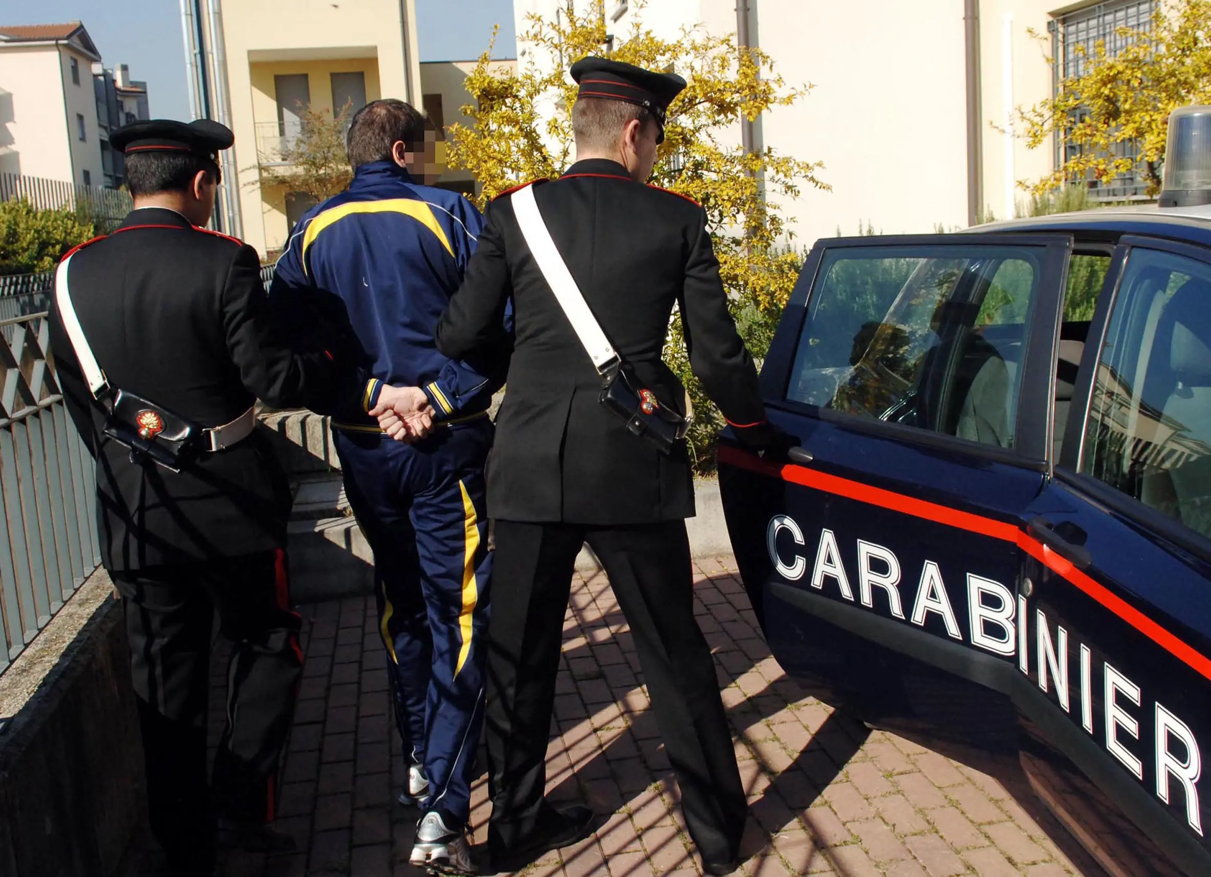 Magenta: perde carta d’identità, va a denunciarlo e finisce in manette per evasione