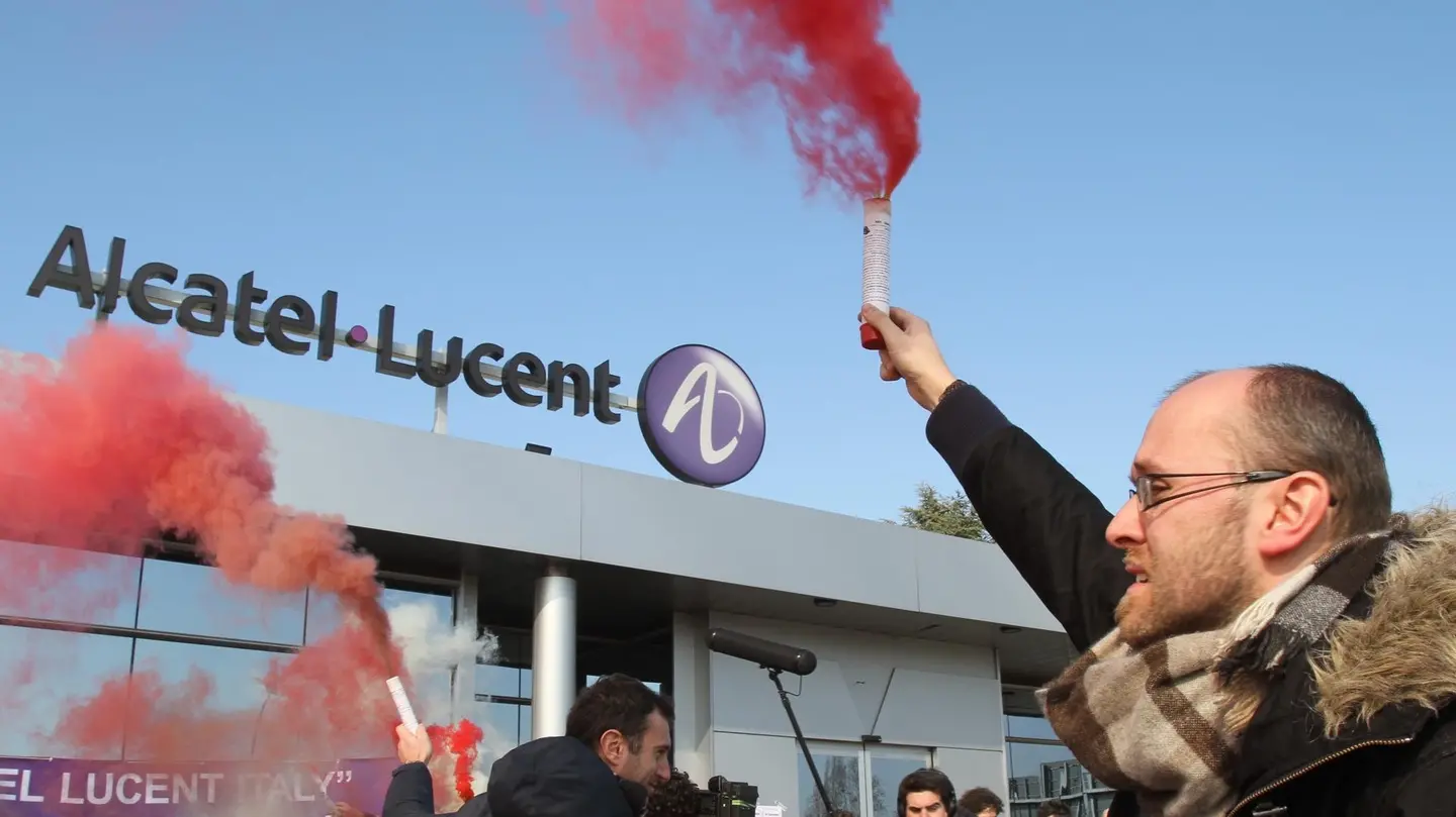 Licenziamenti in vista all'Alcatel di Vimercate: lavoratori in protesta