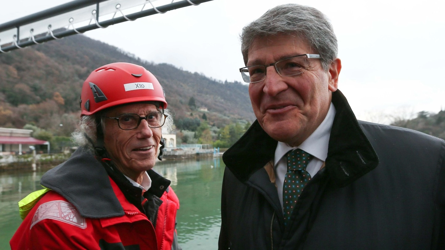 L’artista Christo durante un sopralluogo al cantiere in compagnia del prefetto di Brescia Valerio Valenti (Fotolive)