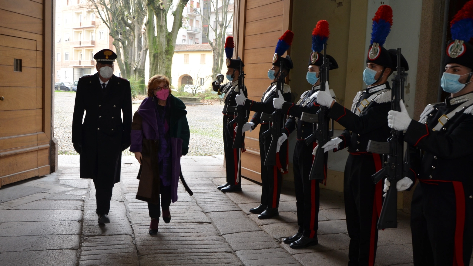 L'ingresso del prefetto al comando provinciale carabinieri di Pavia