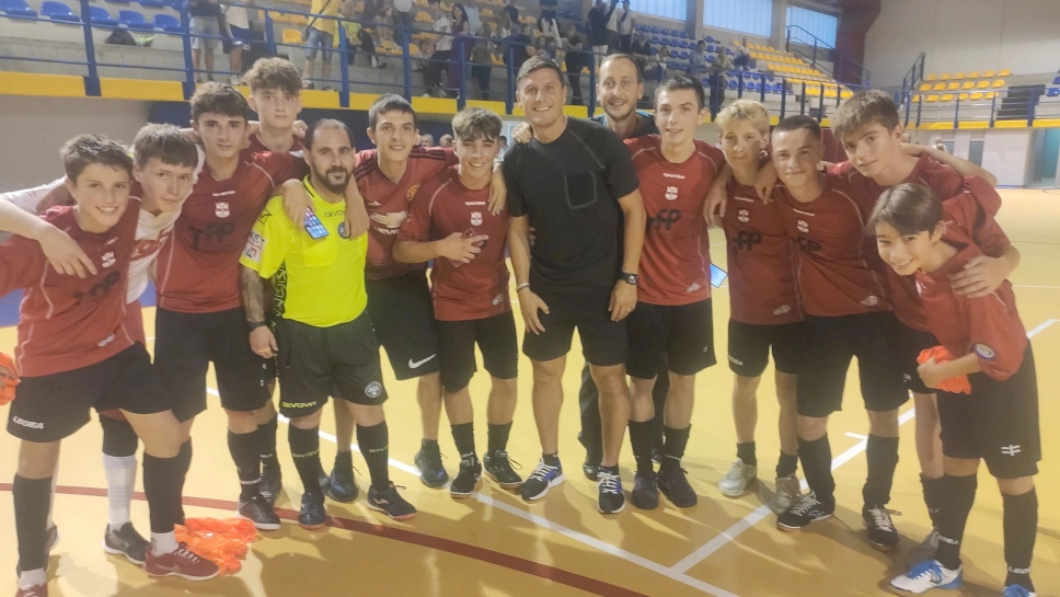Zanetti con i giovani calciatori del Saints Pagnano Zanetti con i giovani calciatori del Saints Pagnano