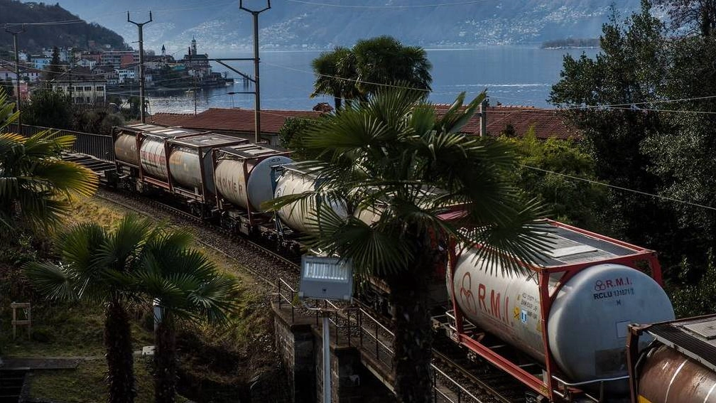 Un treno merci in servizio lungo la linea del Verbano che sarà ammodernata in vista di AlpTransit 