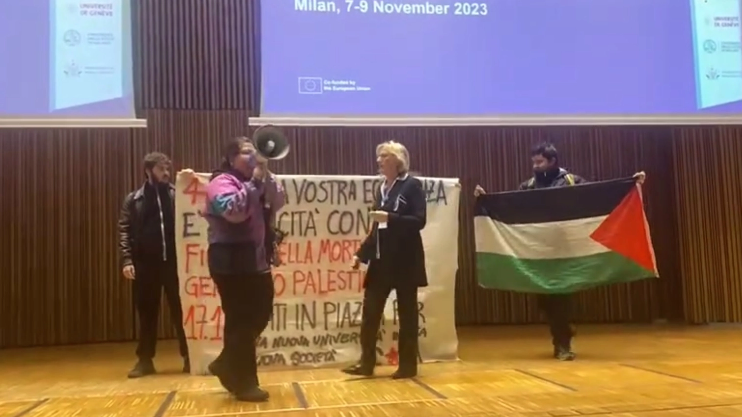 Il blitz degli studenti di Cambiare Rotta durante il convegno nell'aula magna della Statale