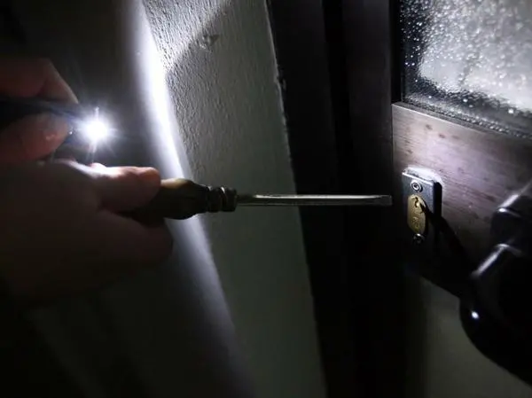 In azione due bande di scassinatori nel Lodigiano: razziate casa e villetta