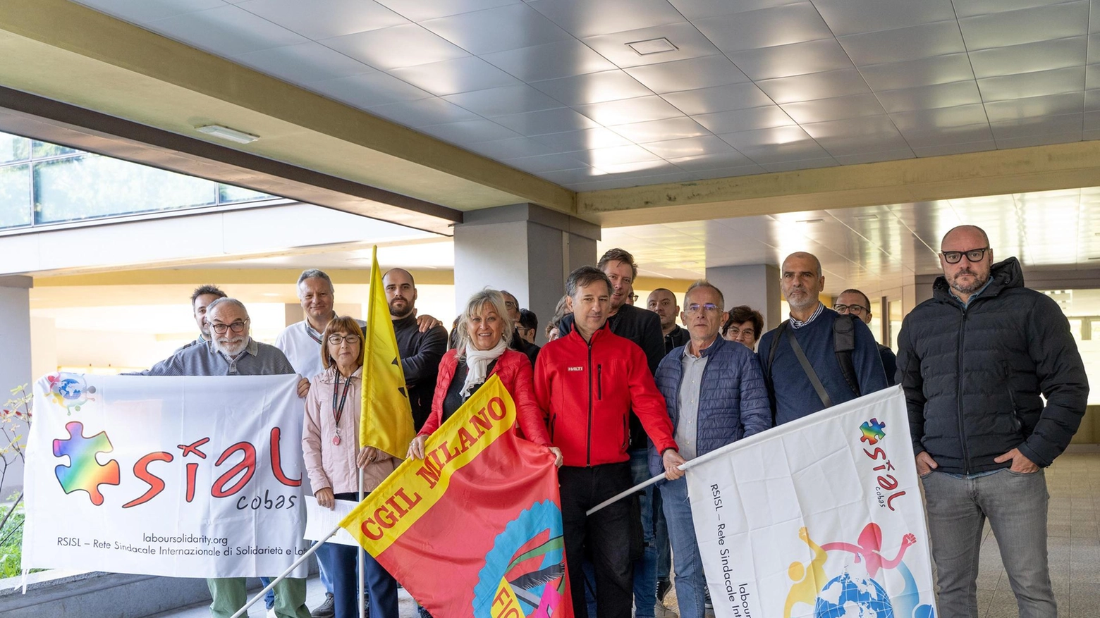 Una protesta per dire "no agli assorbimenti del superminimo che pure è stato riconosciuto per i positivi risultati e il costante impegno".