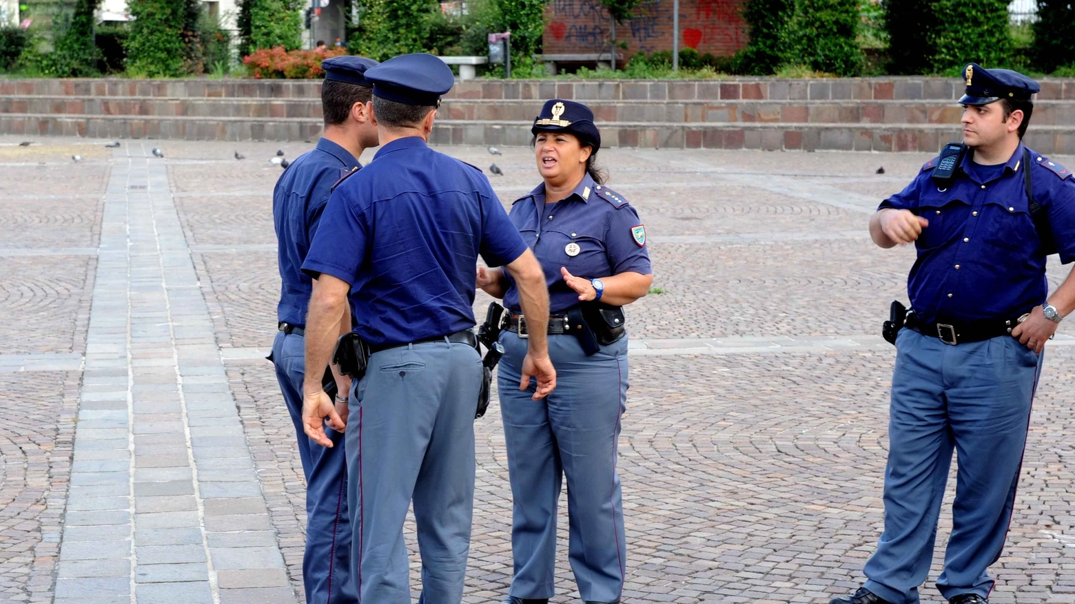 Agenti della polizia in piazza Repubblica