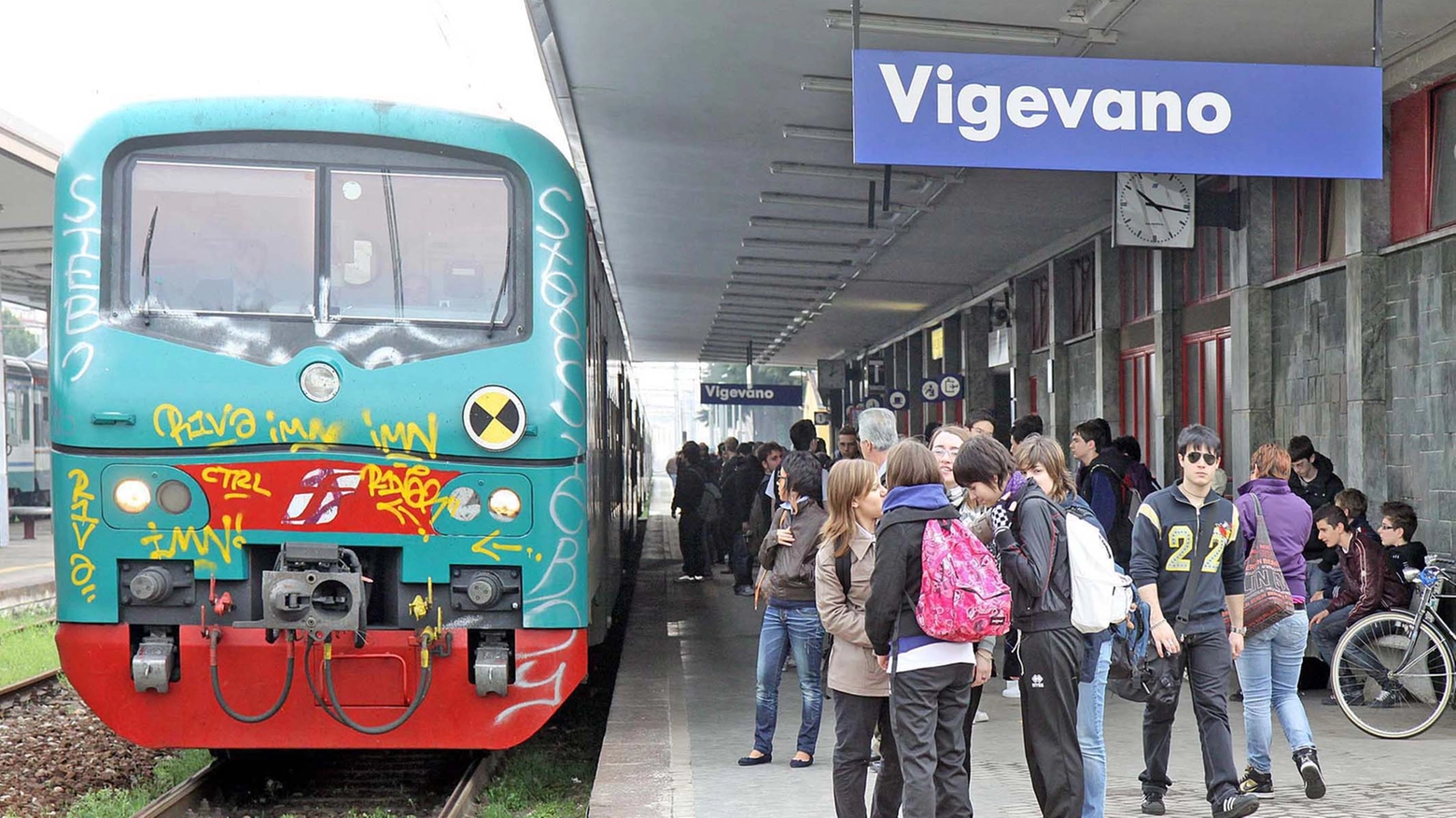 Pendolari in stazione a Vigevano