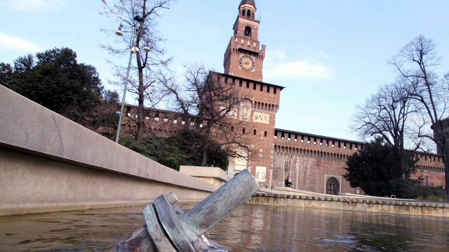 La fontana davanti al Castello Sforzesco di Milano ghiacciata dal Burian