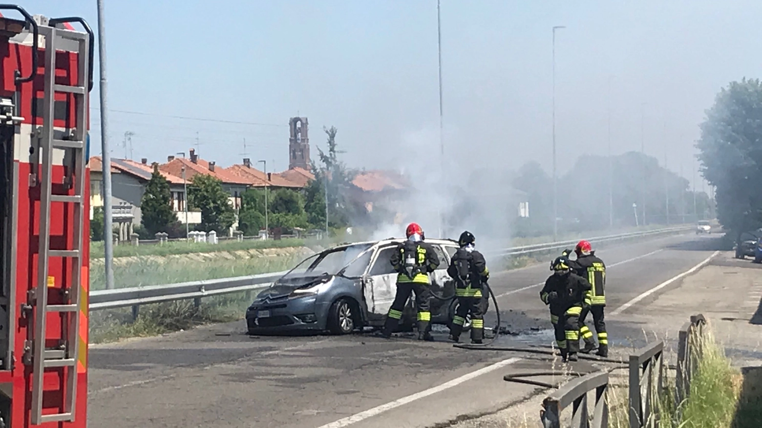 L'auto a metano in fiamme