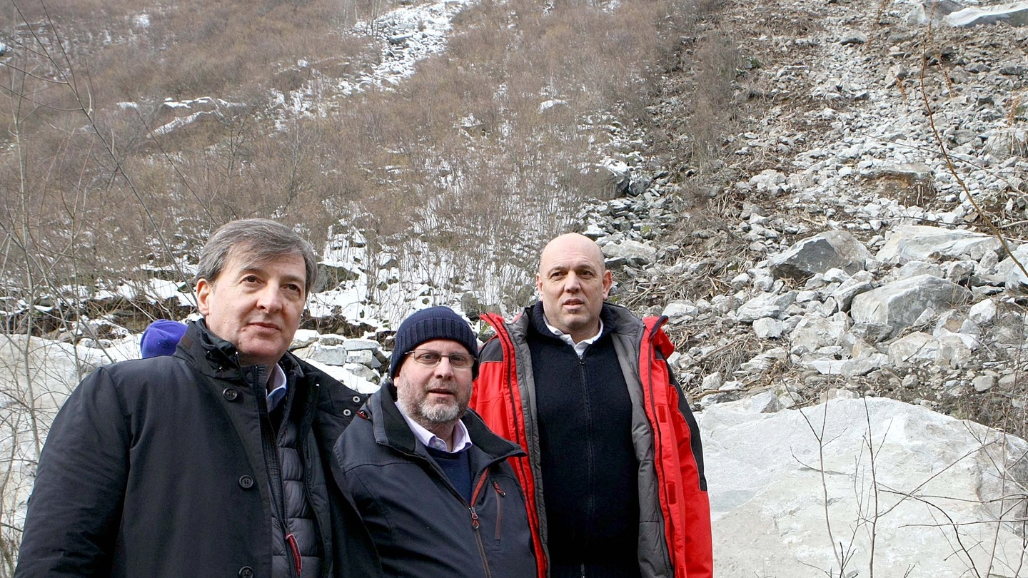 Elio Moretti, Simone Songini e Massimo Sertori nel corso del sopralluogo (Anp)