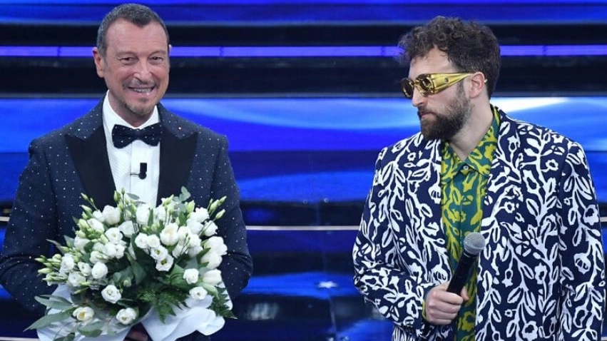 Il direttore artistico Amadeus con Dargen D'Amico sul palco del Festival