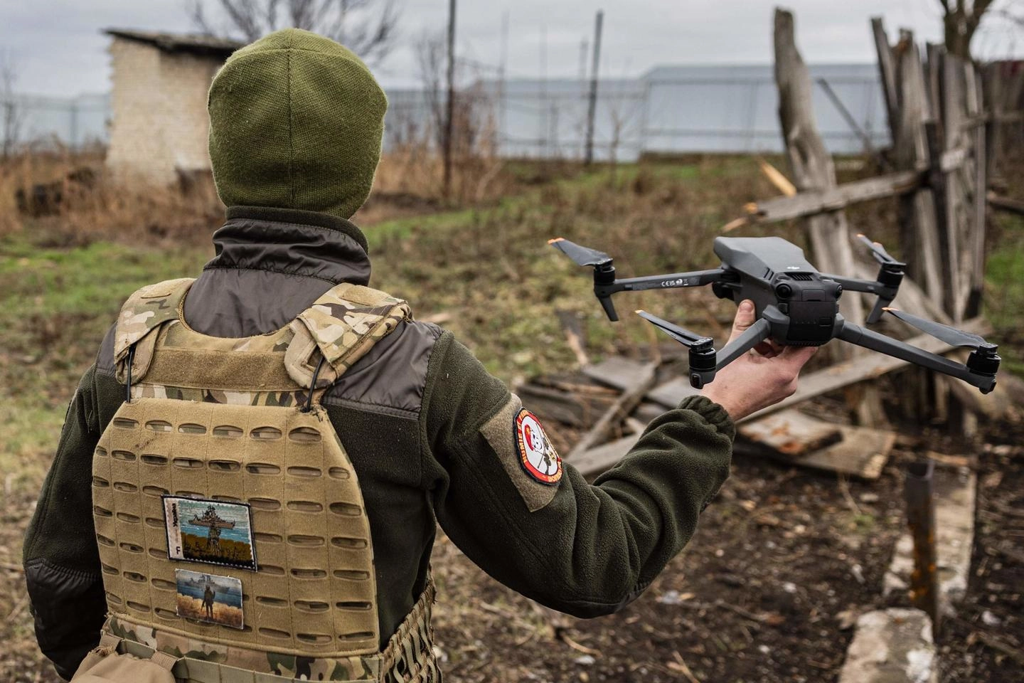 Un soldato ucraino con un drone spia a Bakhmut (Ansa)