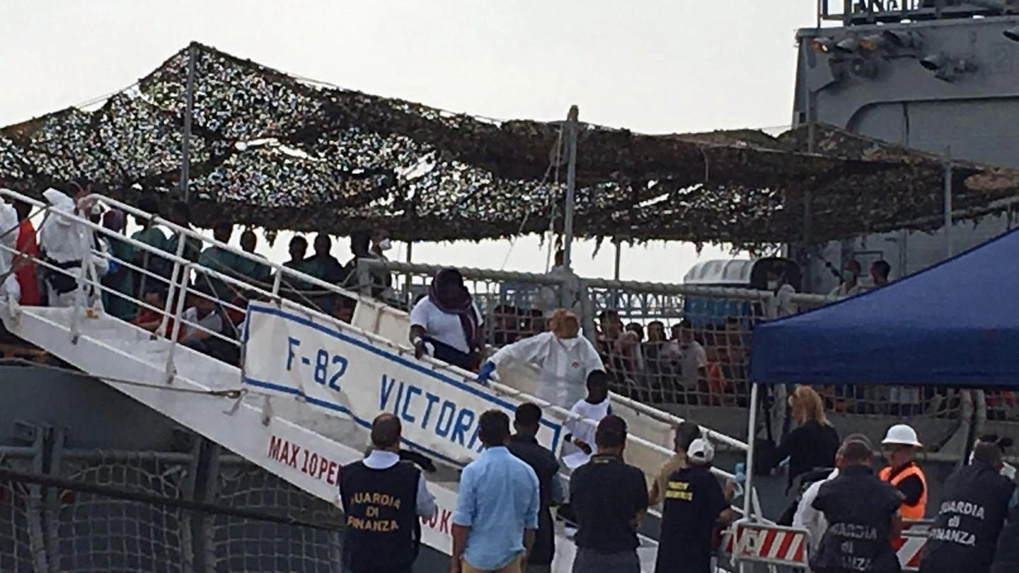 Uno sbarco di oggi a Cagliari, con 903 migranti (Ansa)