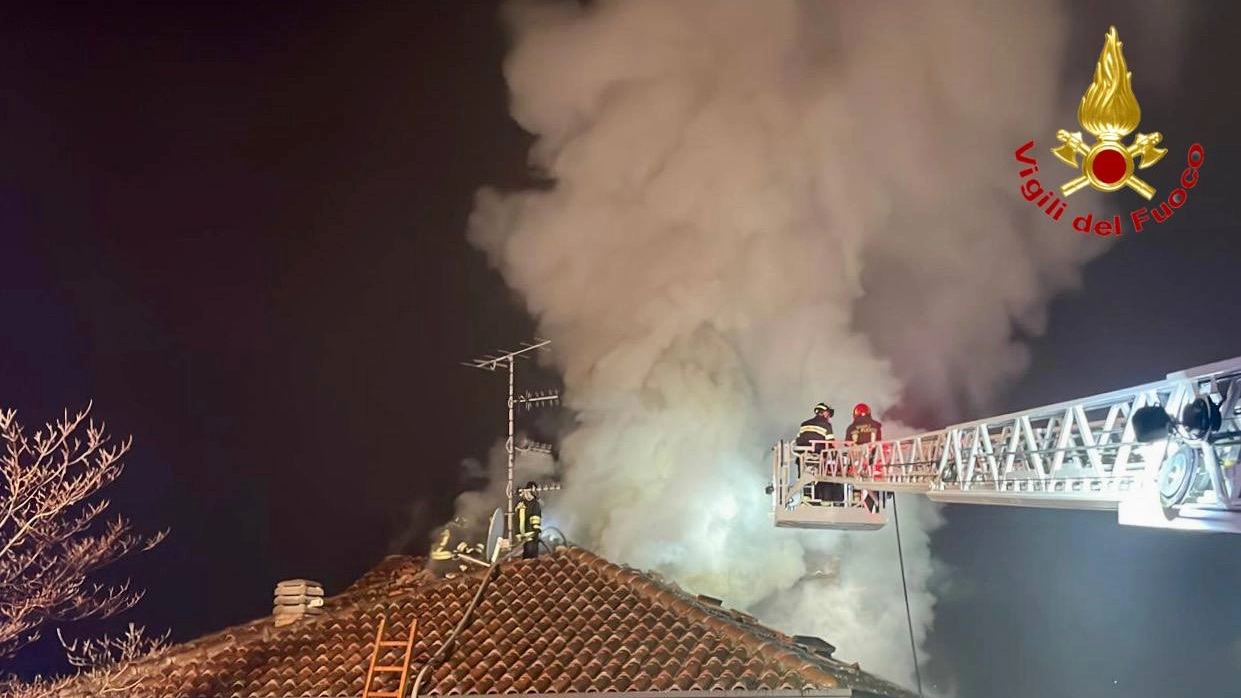 Incendio sul tetto di una casa a Mornago