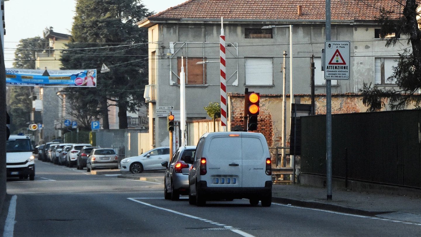 Il semaforo e le sbarre in via Cadorna a Meda