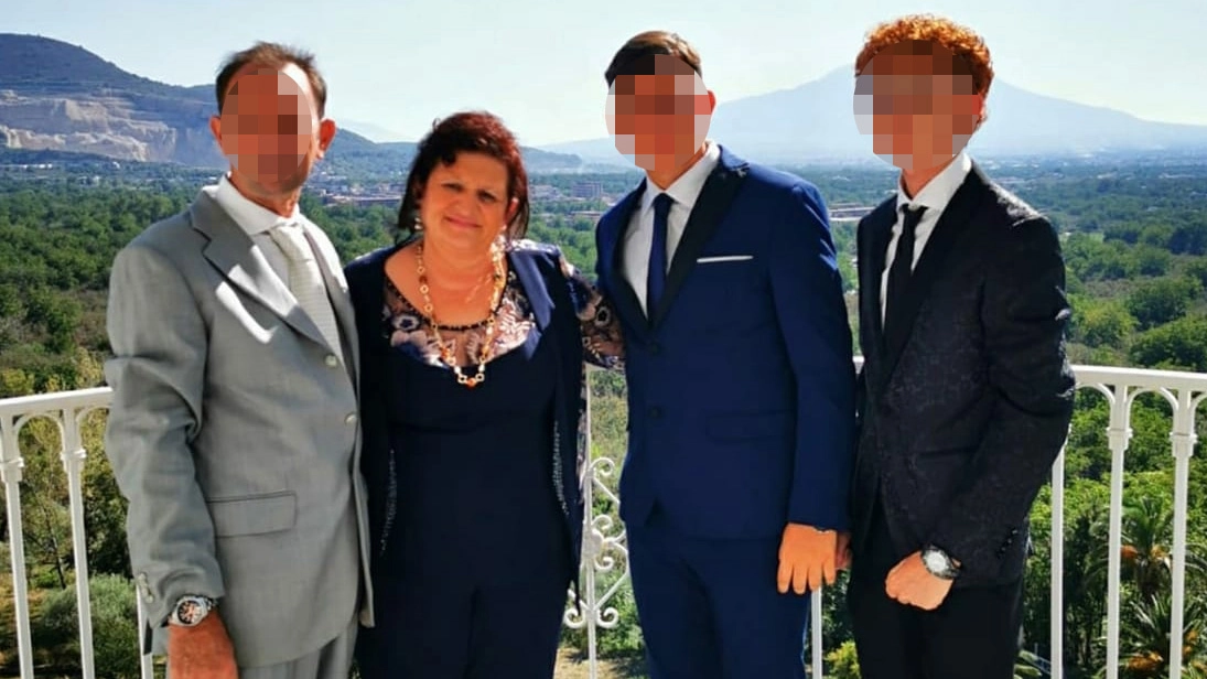 Concetta Russo, la 55enne di Pantigliate morta ad Afragola, in una foto insieme alla famiglia (facebook)