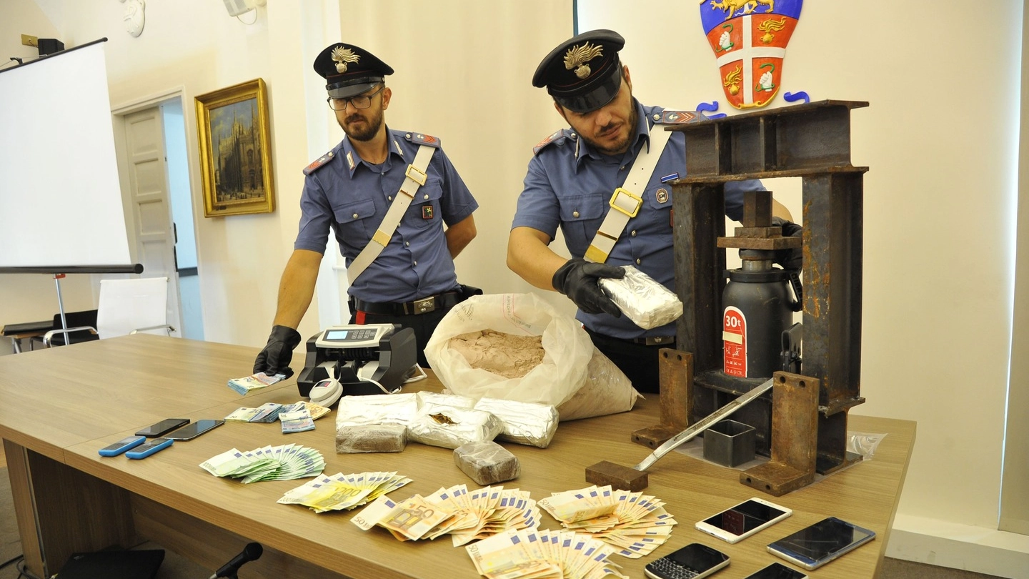 Droga e soldi sequestrati dai carabinieri