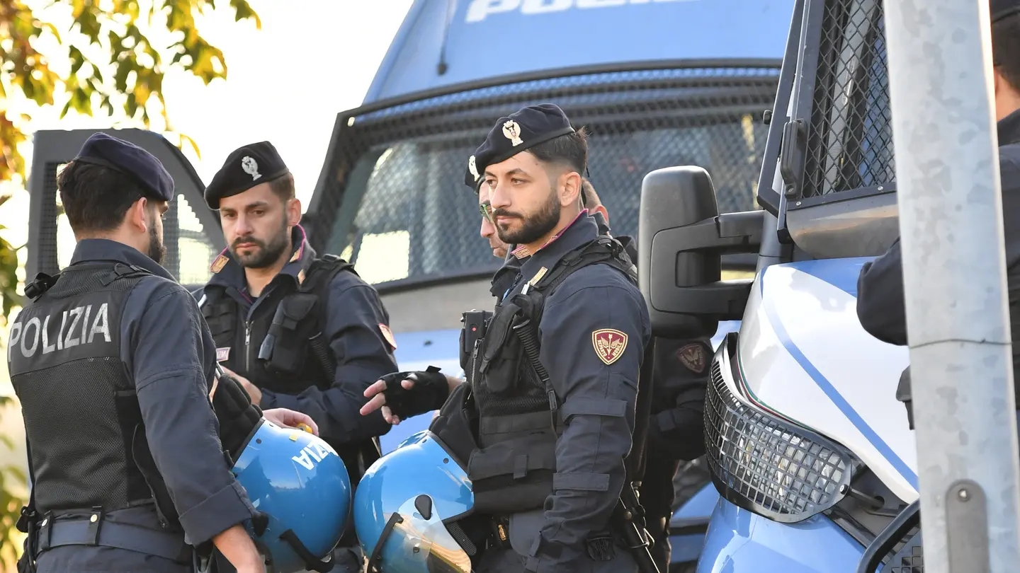 Sul posto sono intervenuti sia polizia che carabinieri Sul posto sono intervenuti sia polizia che carabinieri
