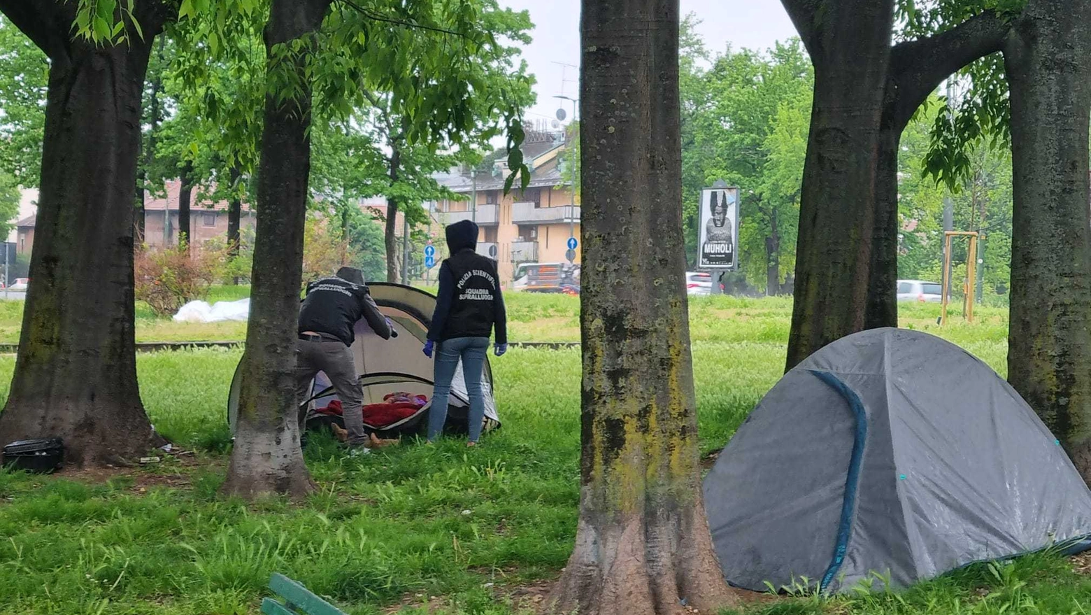 Controlli della polizia tra le tende di piazza Carbonari