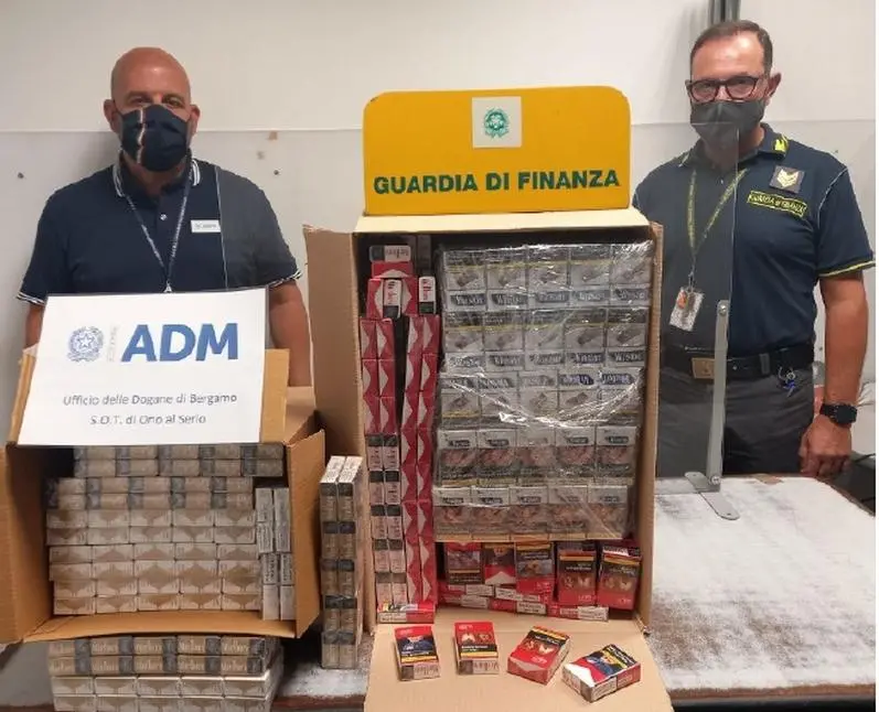 A Orio nelle valigie 300 stecche di sigarette di contrabbando