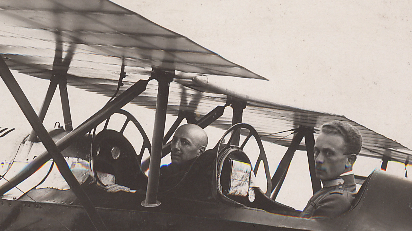 Gabriele D’Annunzio e Natale Palli in partenza sul velivolo per l’impresa di Vienna 