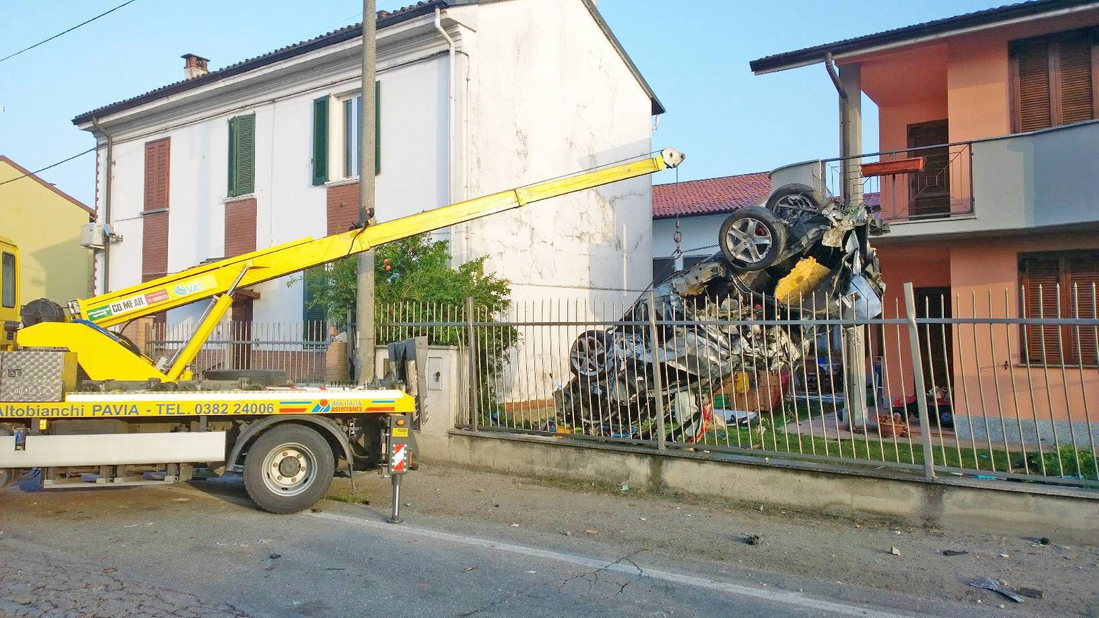 Incidente a Pavia, il recupero dell'auto coinvolta nello schianto mortale (Torres)