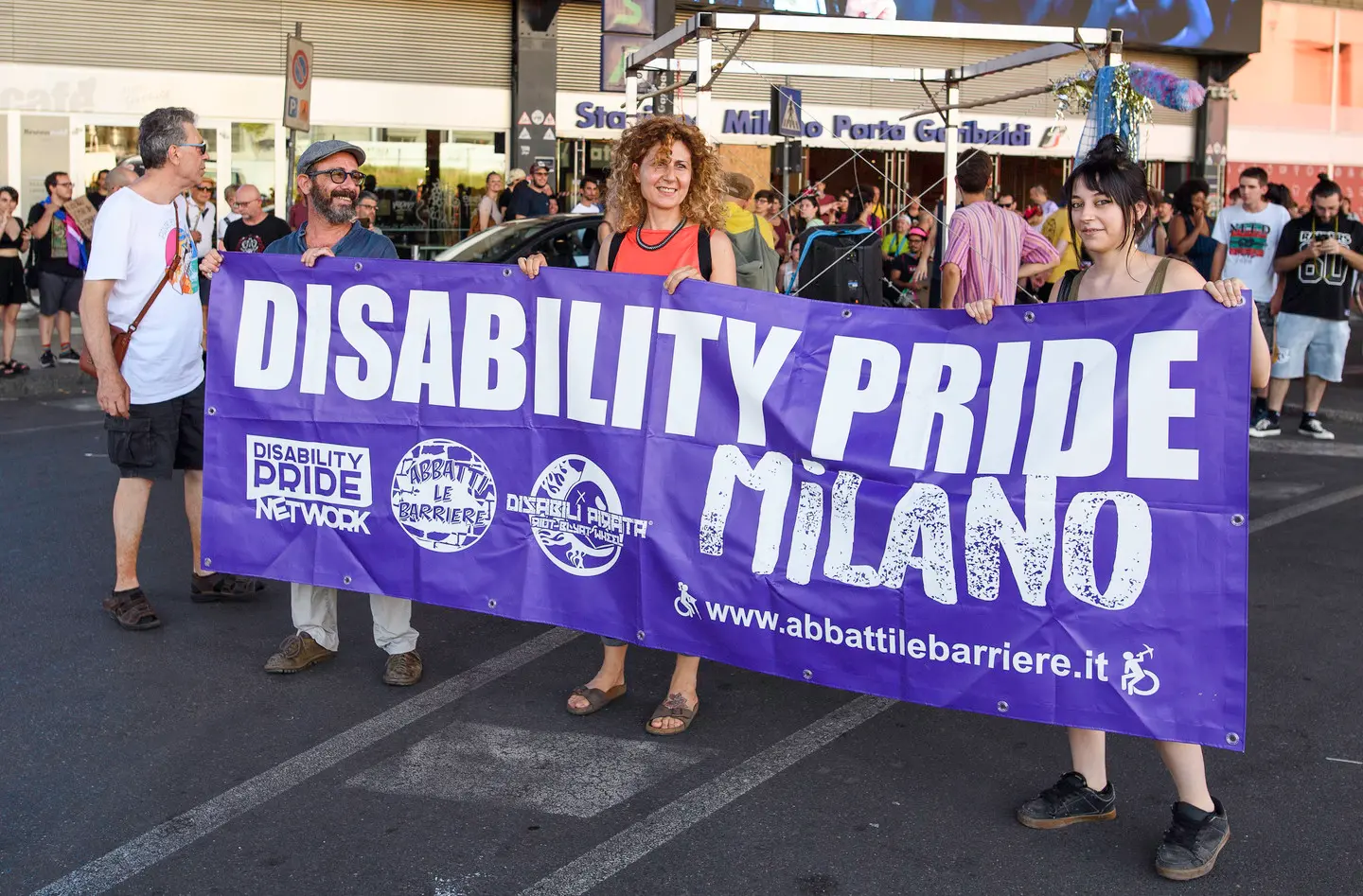Altro che handicap, il Disability Pride di Milano conquista l’Arco della pace