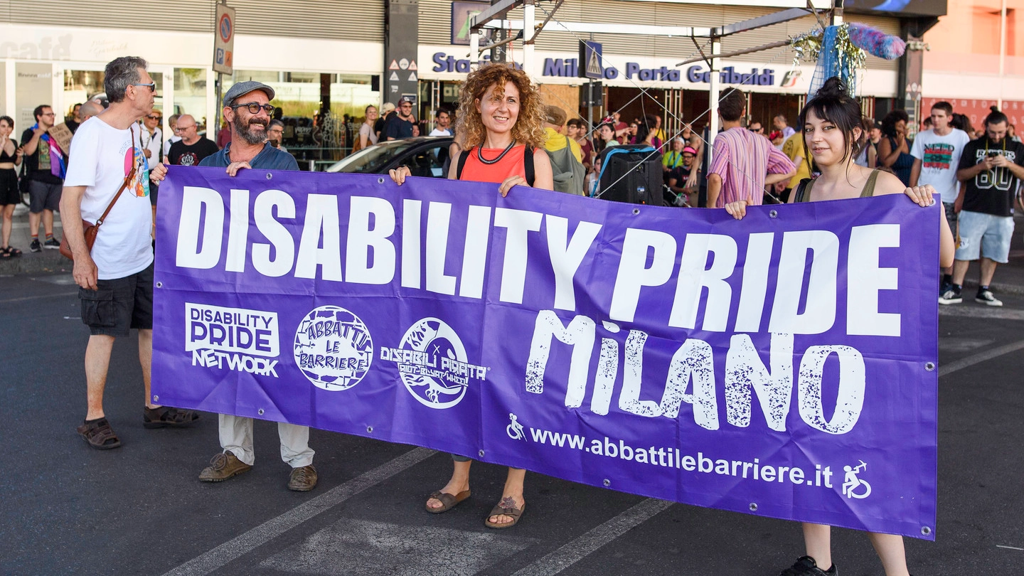 Alcuni dei partecipanti al corteo Disability pride a Milano