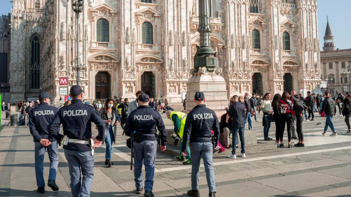 Polizia attiva in centro a Milano, in Piazza Duomo