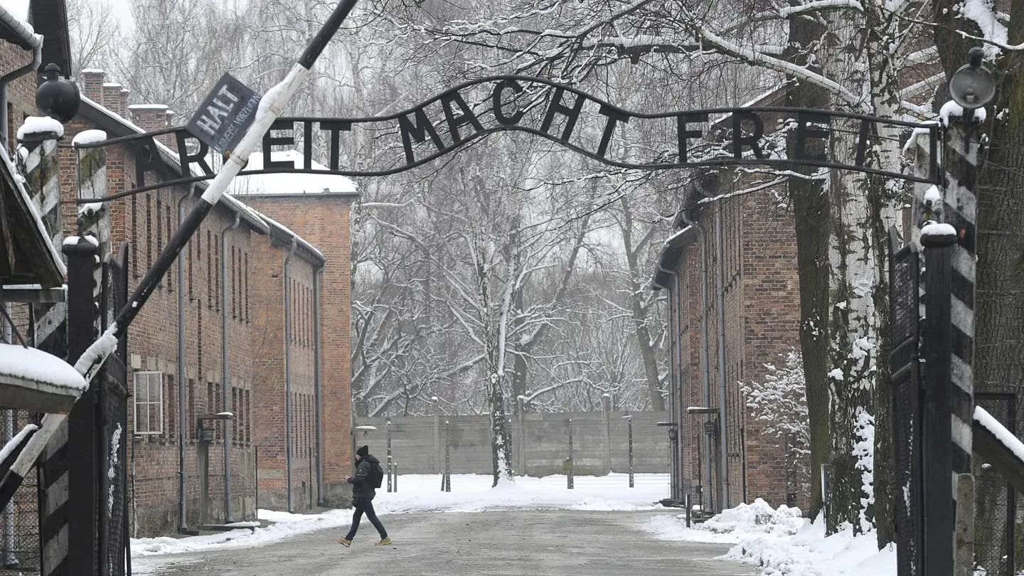 L'ingresso dell'ex campo di sterminio di Auschwitz (Ansa)