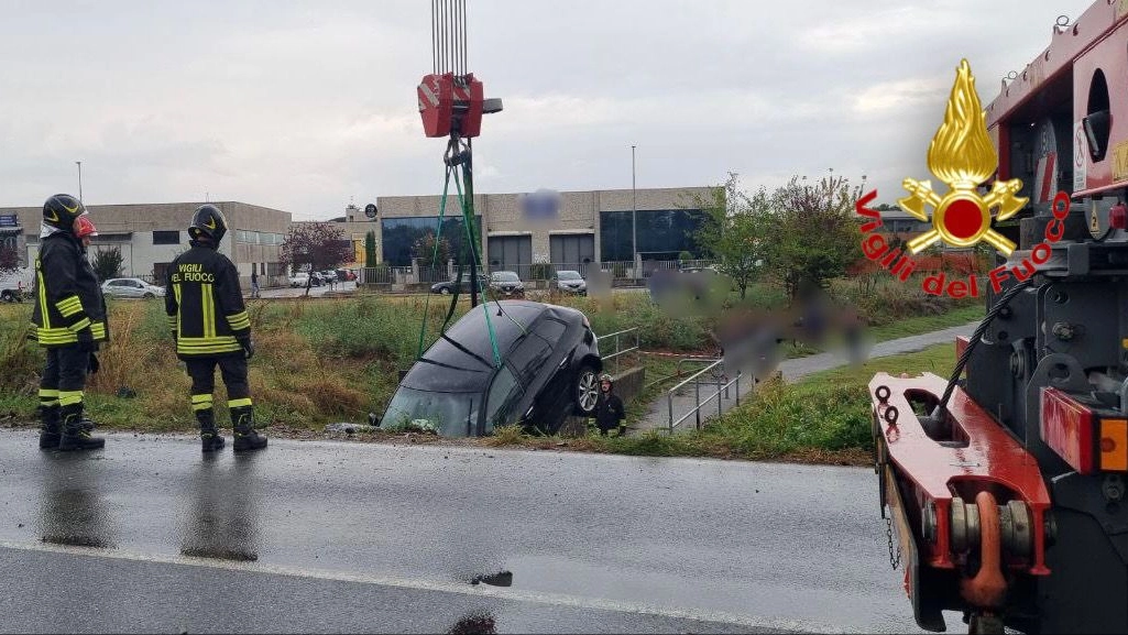 I vigili del fuoco impegnati nel recupero della vettura I vigili del fuoco impegnati nel recupero della vettura