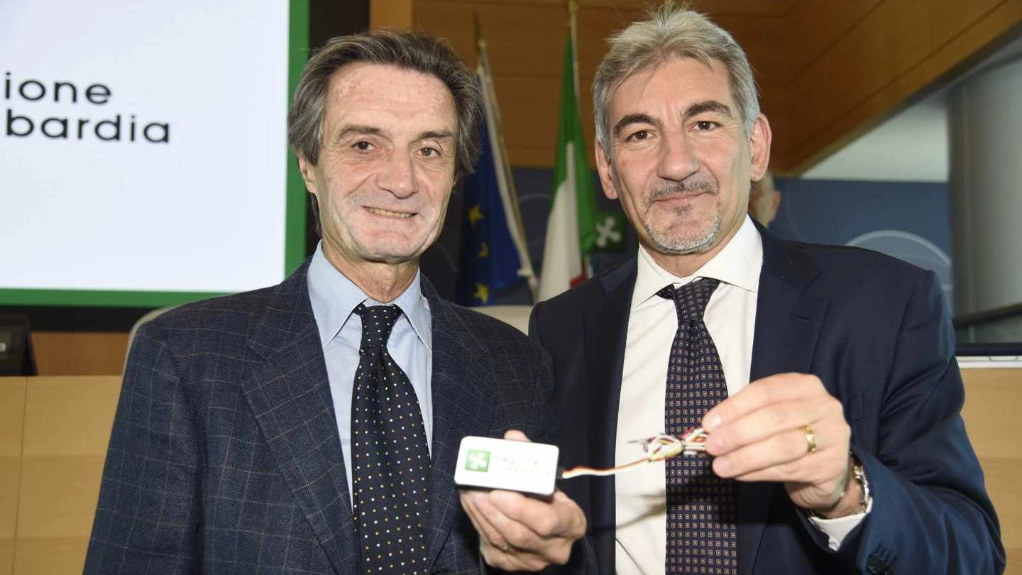 Attilio Fontana e Raffaele Cattaneo mostrano la 'scatola nera'