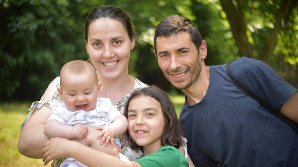 Lo scomparso Marco insieme alla moglie Maria e le sue figlie, Roberta e Anna