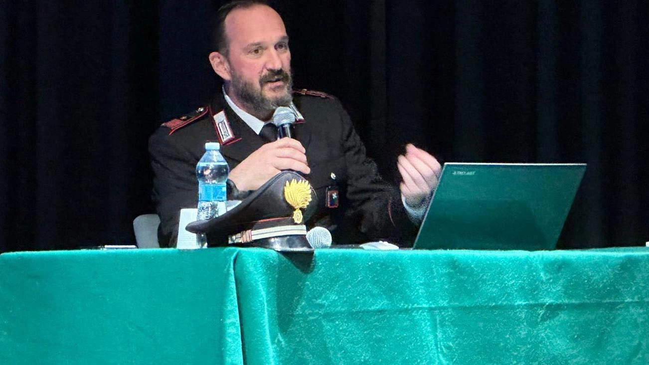 I carabinieri spiegano agli anziani come difendersi dai raggiri