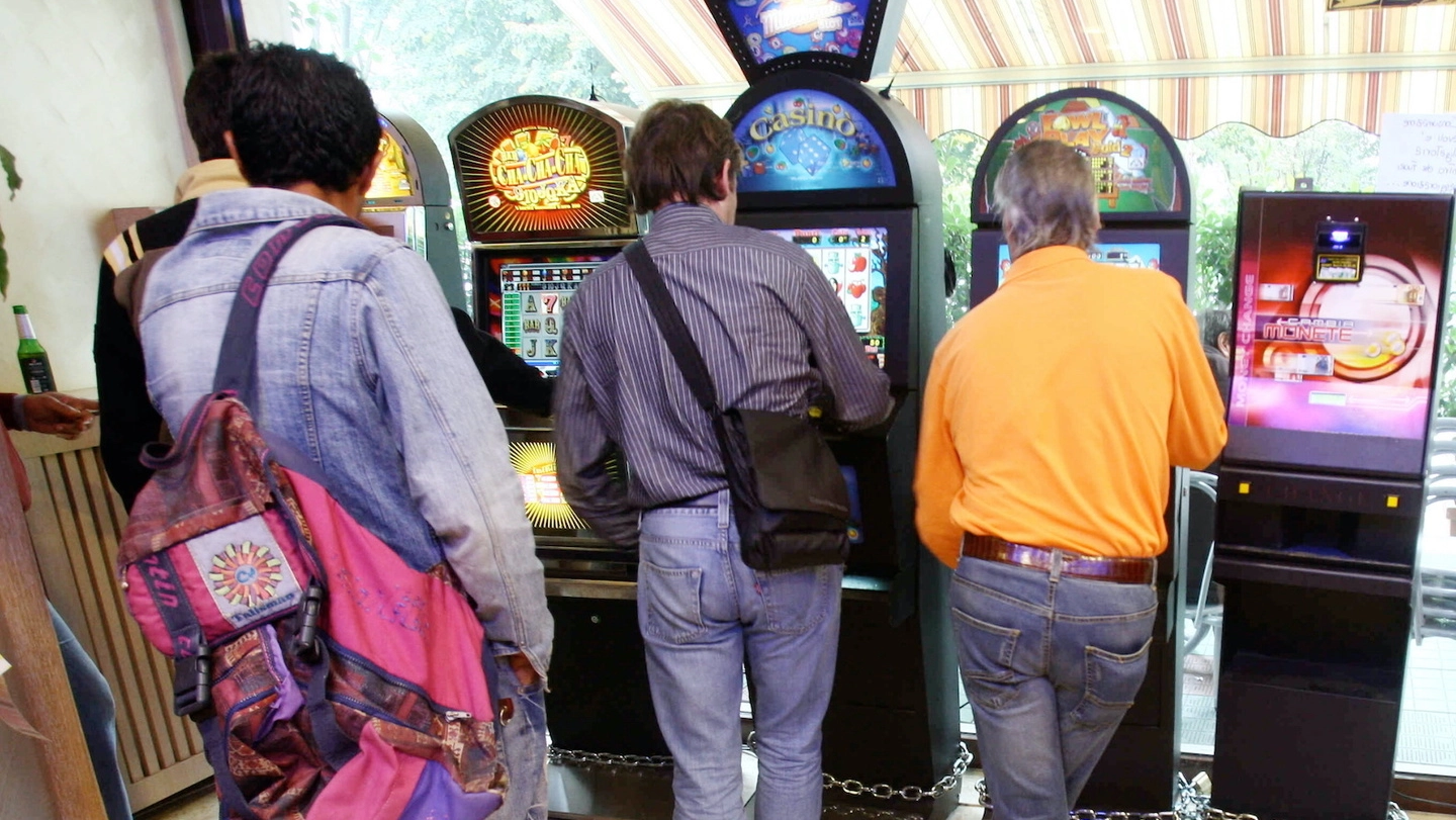 Folla alle slot machine (Archivio)
