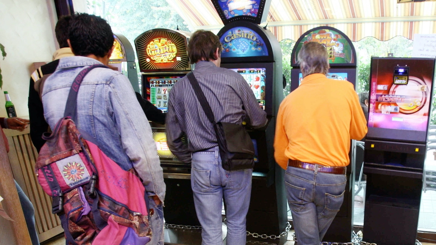 Folla alle slot machine (Archivio) Folla alle slot machine (Archivio)