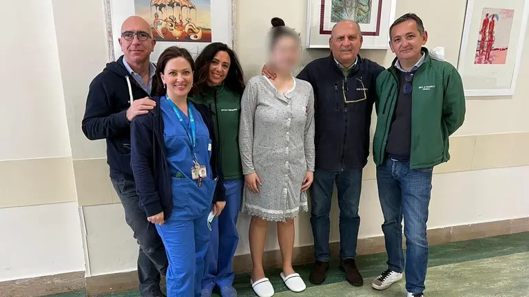 L'équipe di ortopedia e la giovane paziente comasca